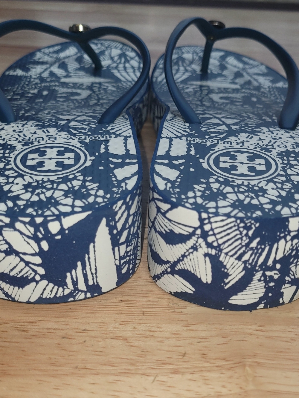 NWOB Tory Burch Blue Logo Flip Flops - Picture 4 of 6
